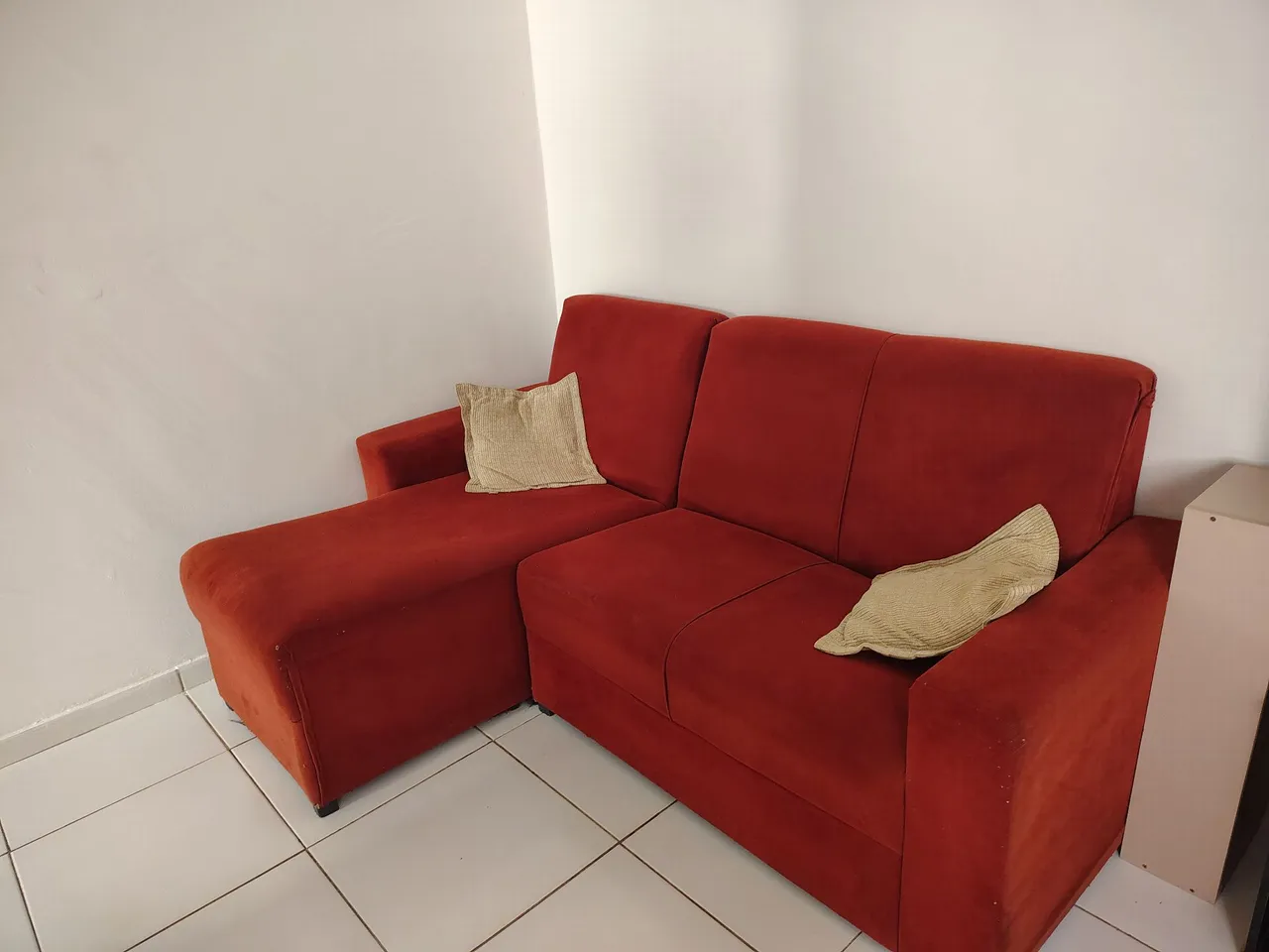 Sofá de canto vermelho com chaise