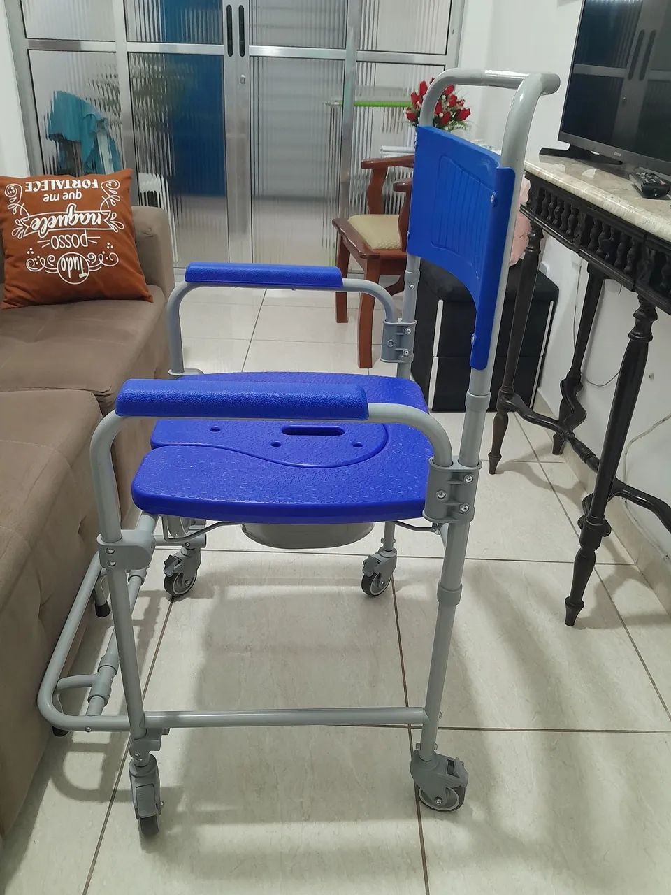 Cadeira de Banho com Rodas - Ideal para Idosos e Pessoas com Mobilidade Reduzida - Foto 2