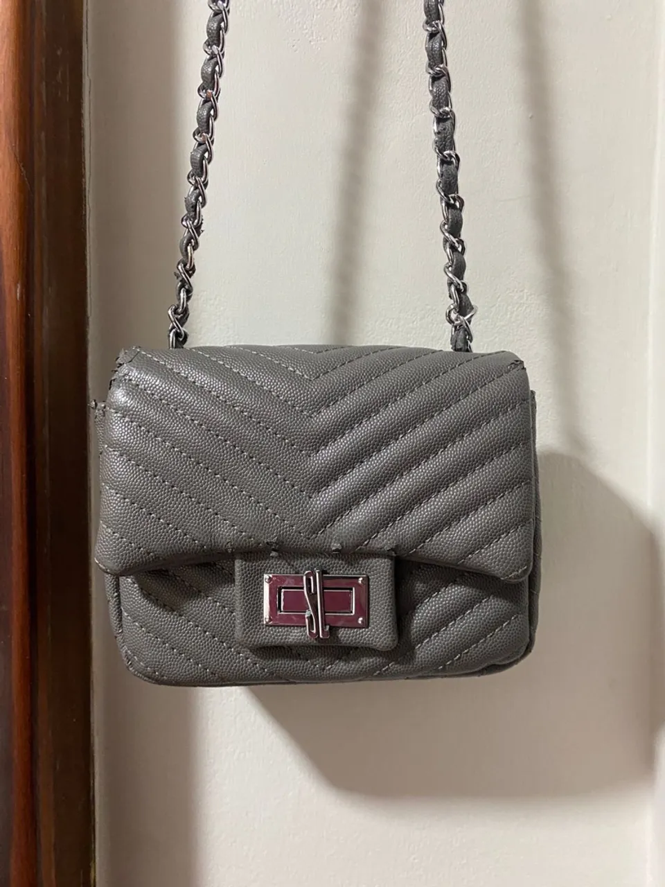 Bolsa Santa Lolla Cinza com Corrente