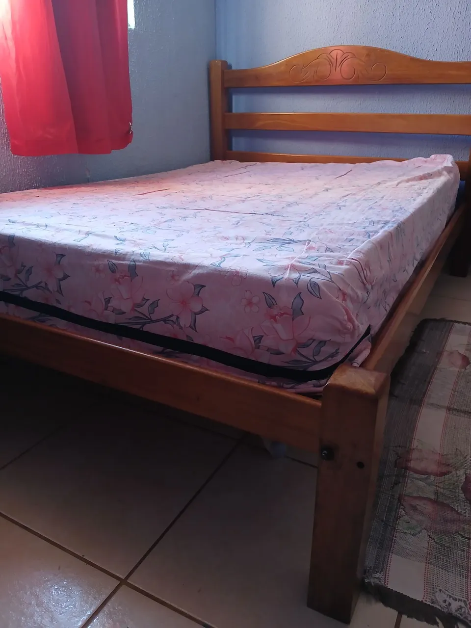 Cama de madeira com cabeceira e colchão