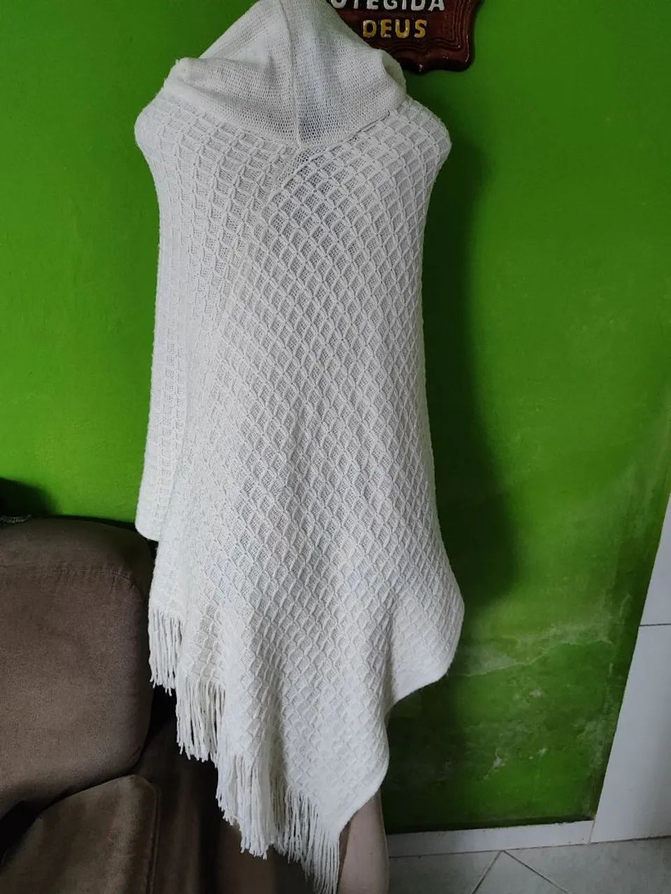 Poncho de Tricô Branco com Capuz - Foto 3