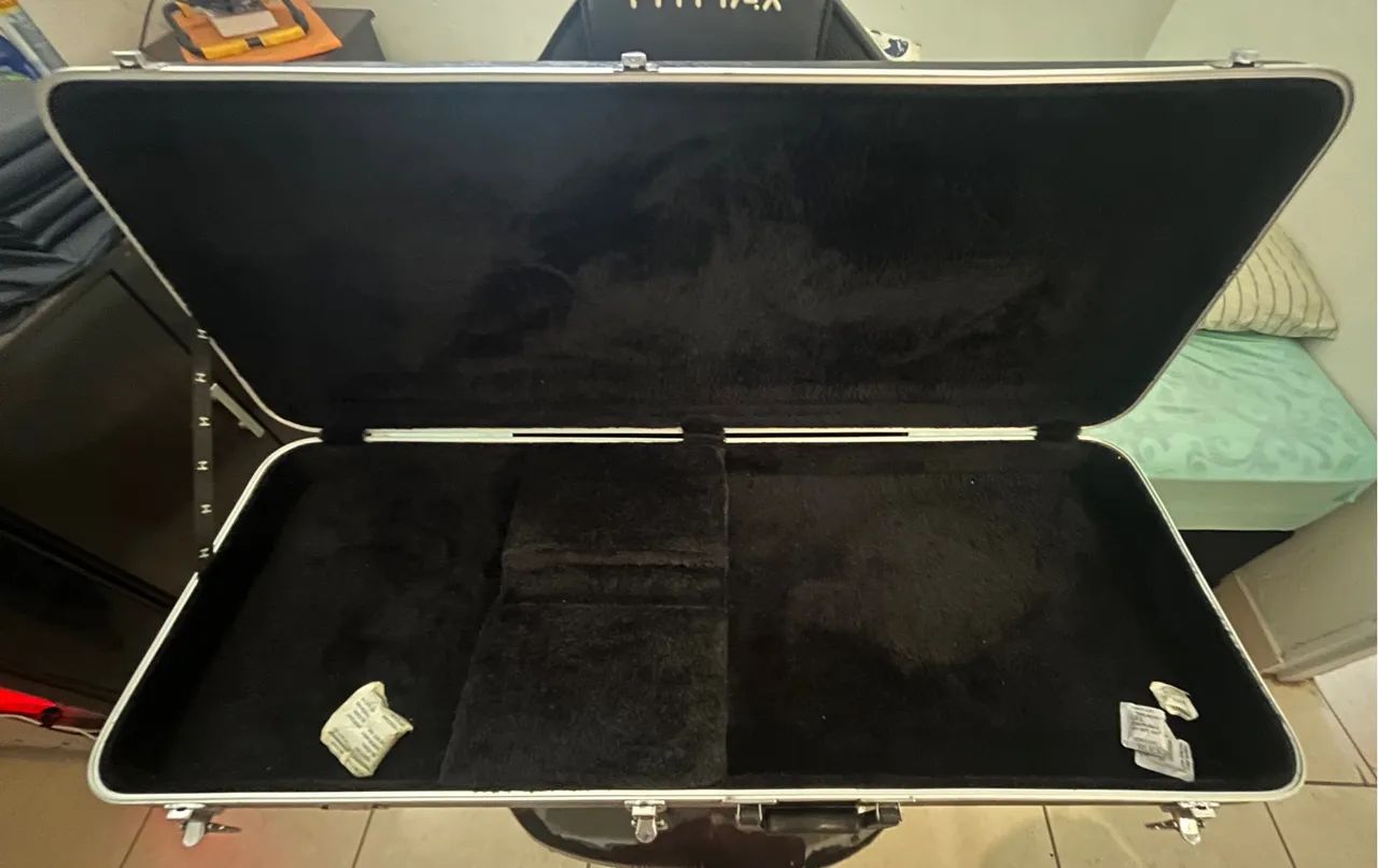 Case De Guitarra Michael Em Fibra Com Pelúcia E 3 Fechos e alça  - Foto 4
