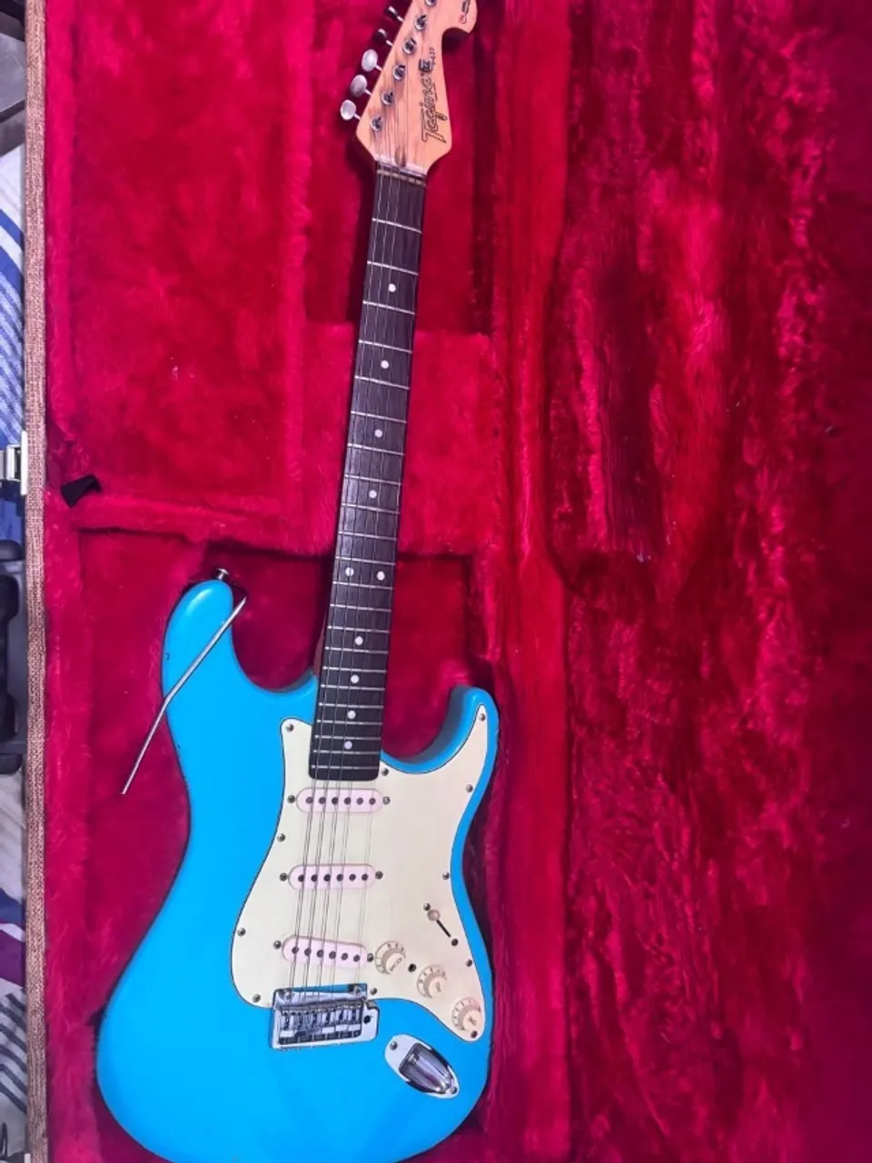 Tagima T635 Handmade com captadores Fender Noiseless, ponte Wilkinson de 2 pivôs