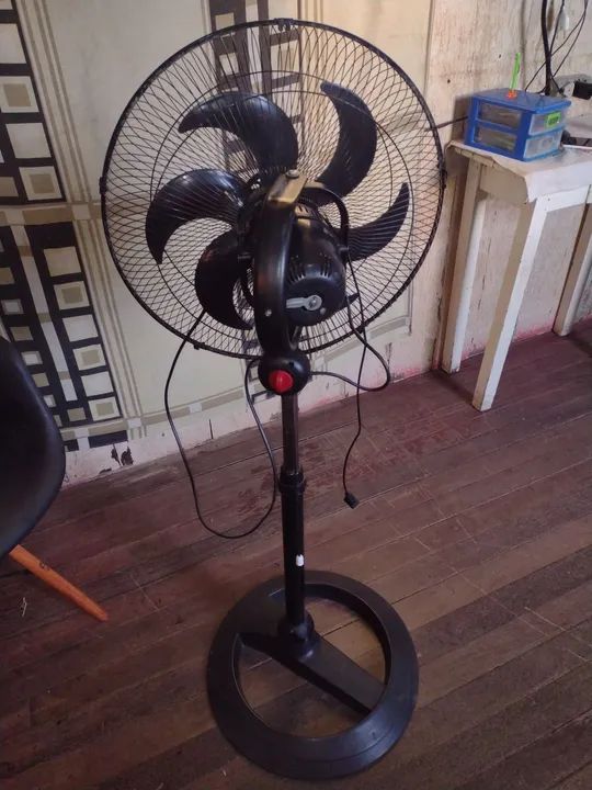 Ventilador de Pé Preto