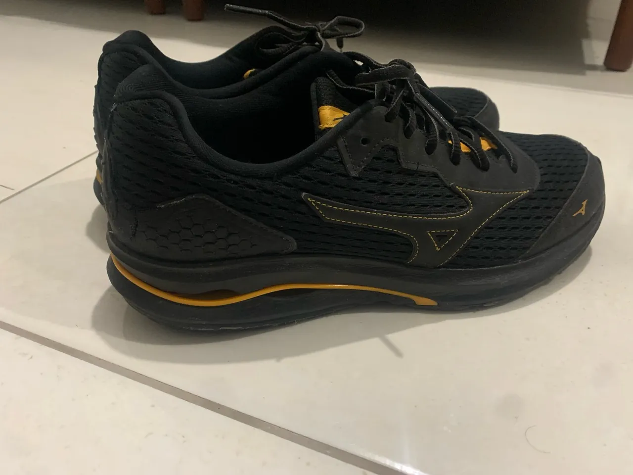 Tênis Mizuno Masculino Preto com Detalhes Dourados