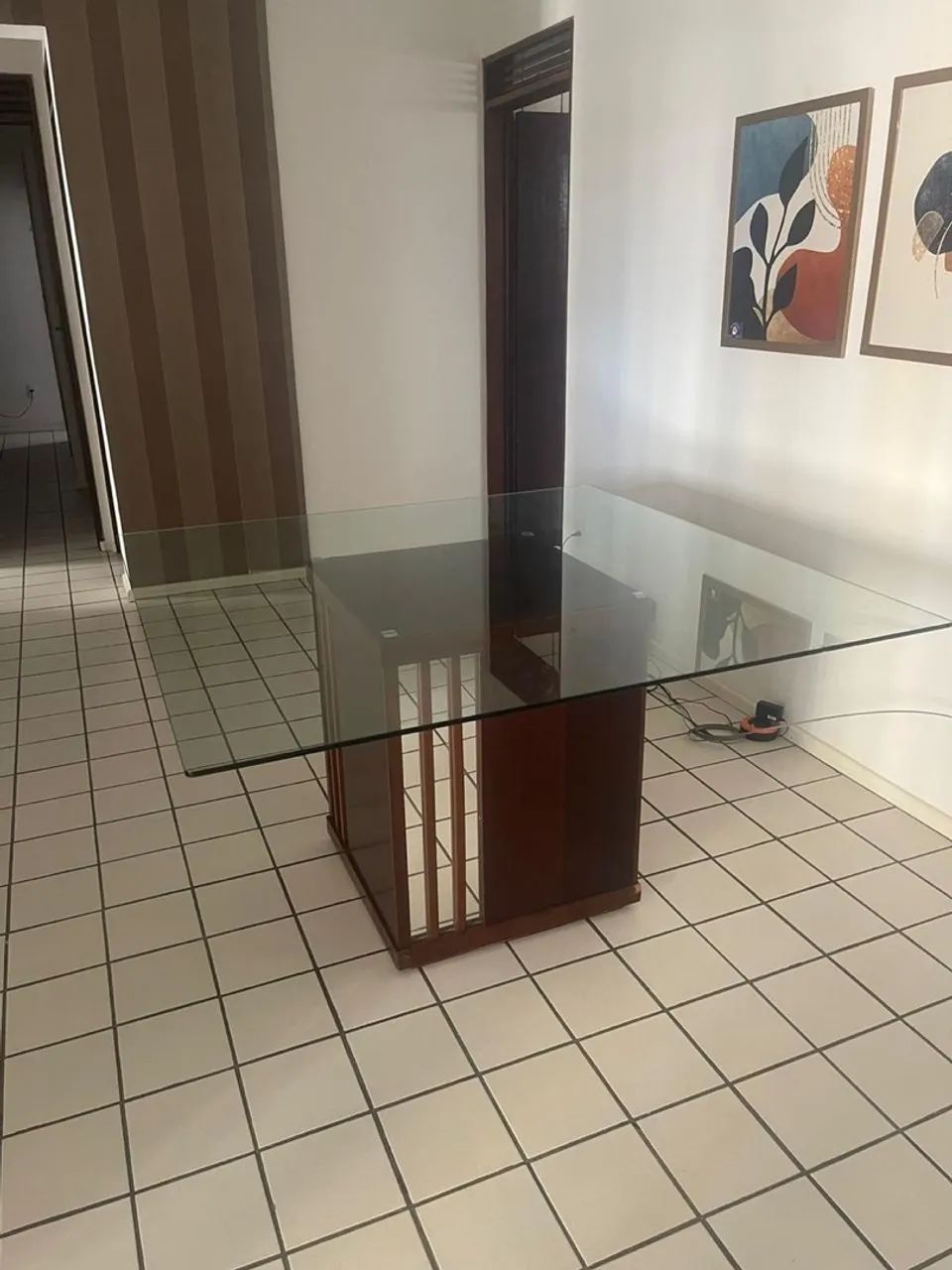 Mesa de Jantar de Vidro com Base de Madeira ! Vendo ou troco por mesa de 4 lugares  - Foto 6