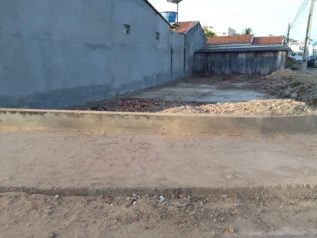 Ótimo terreno de esquina com calçada ao redor e duas garagens de madeira. Ruas asfaltadas - Foto 2