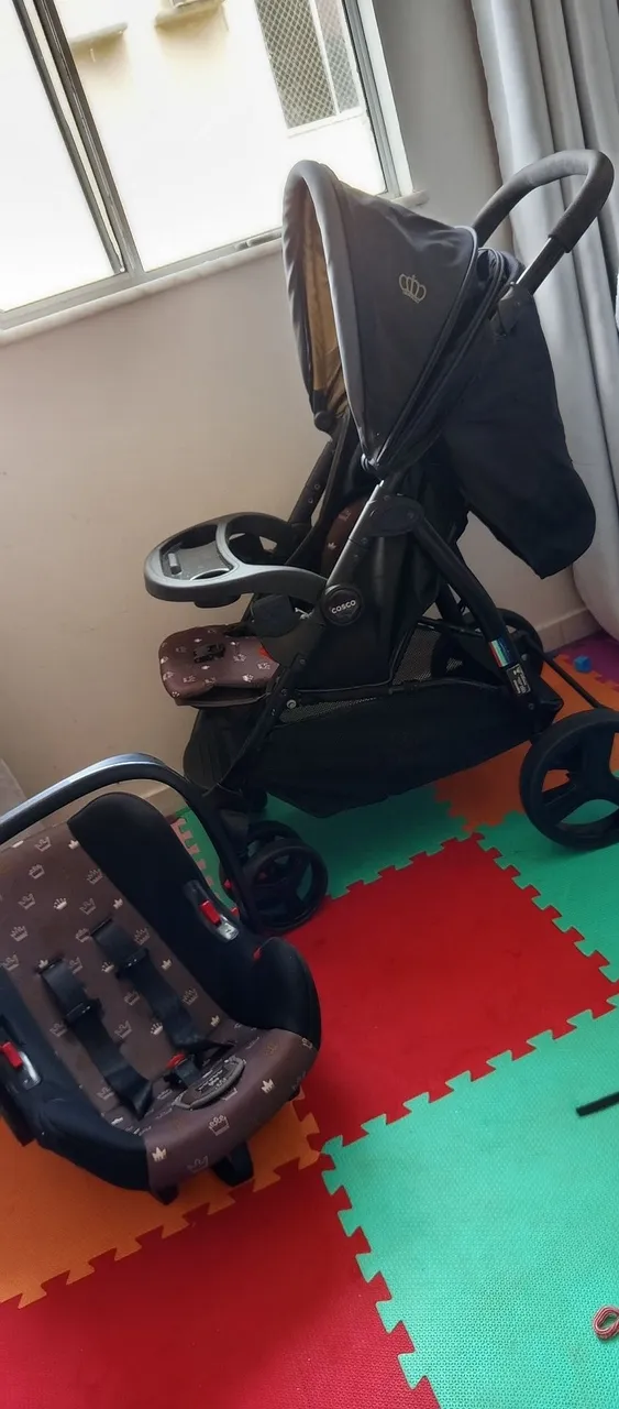 Carrinho de bebê e bebê conforto Cosco