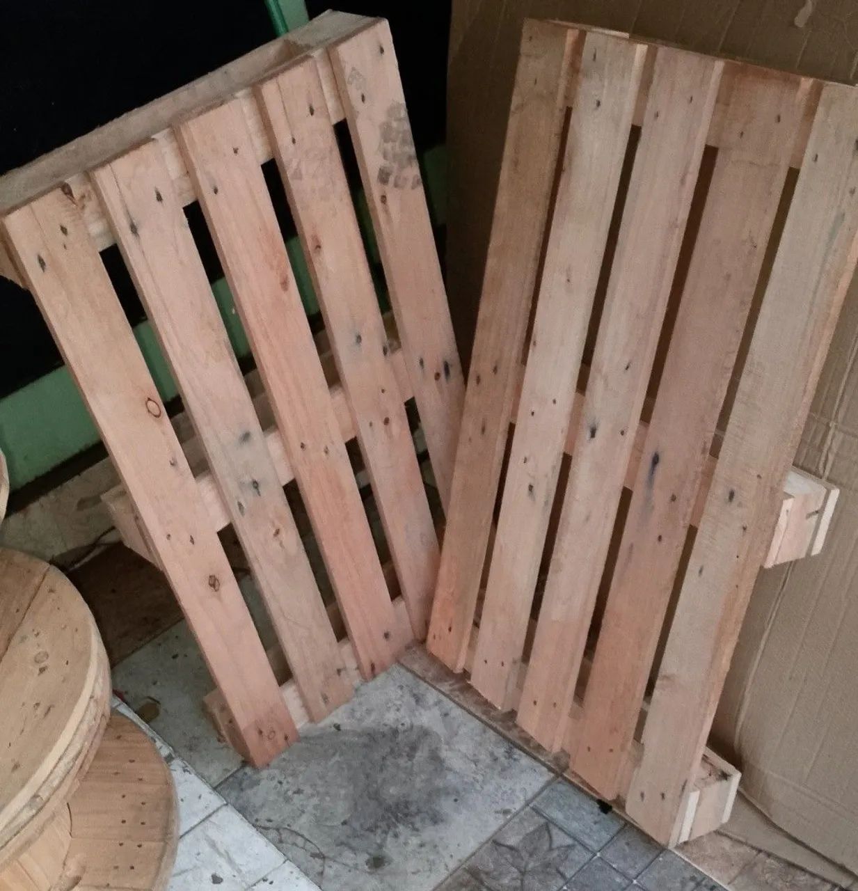 Vendo carretel e palete de madeira - Foto 4