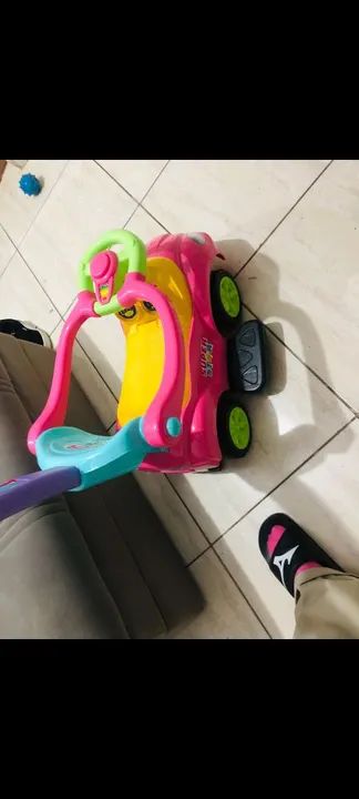 Carrinho de empurrar infantil - Divertido e colorido!
