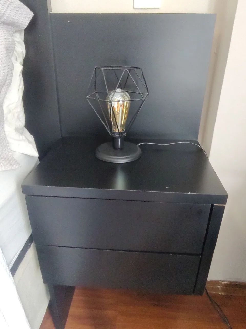 Cabeceira de cama preta com mesas de apoio embutidas - Foto 5