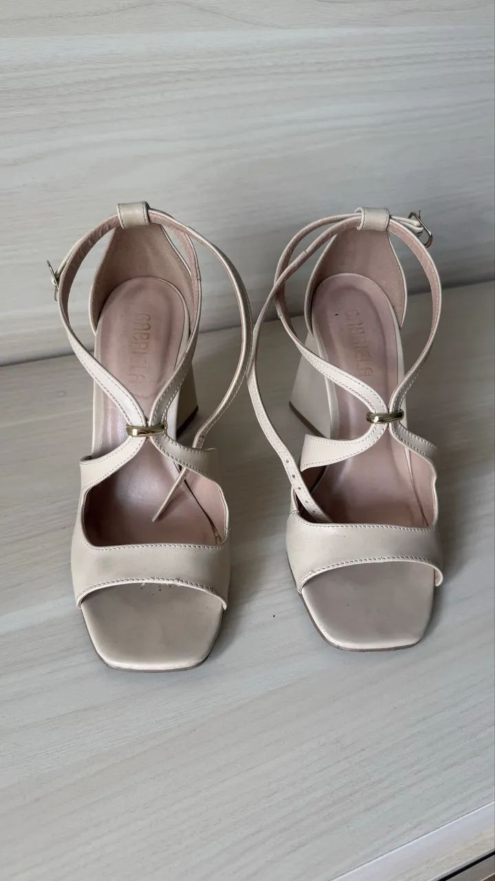 Sandália off white tamanho 35