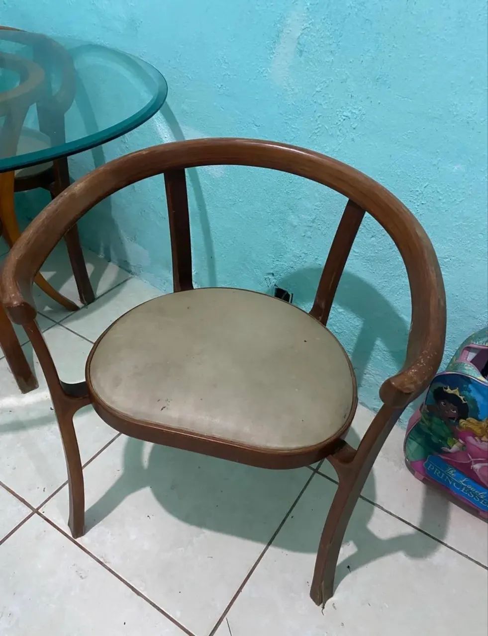 Mesa com quatro cadeira  - Foto 2