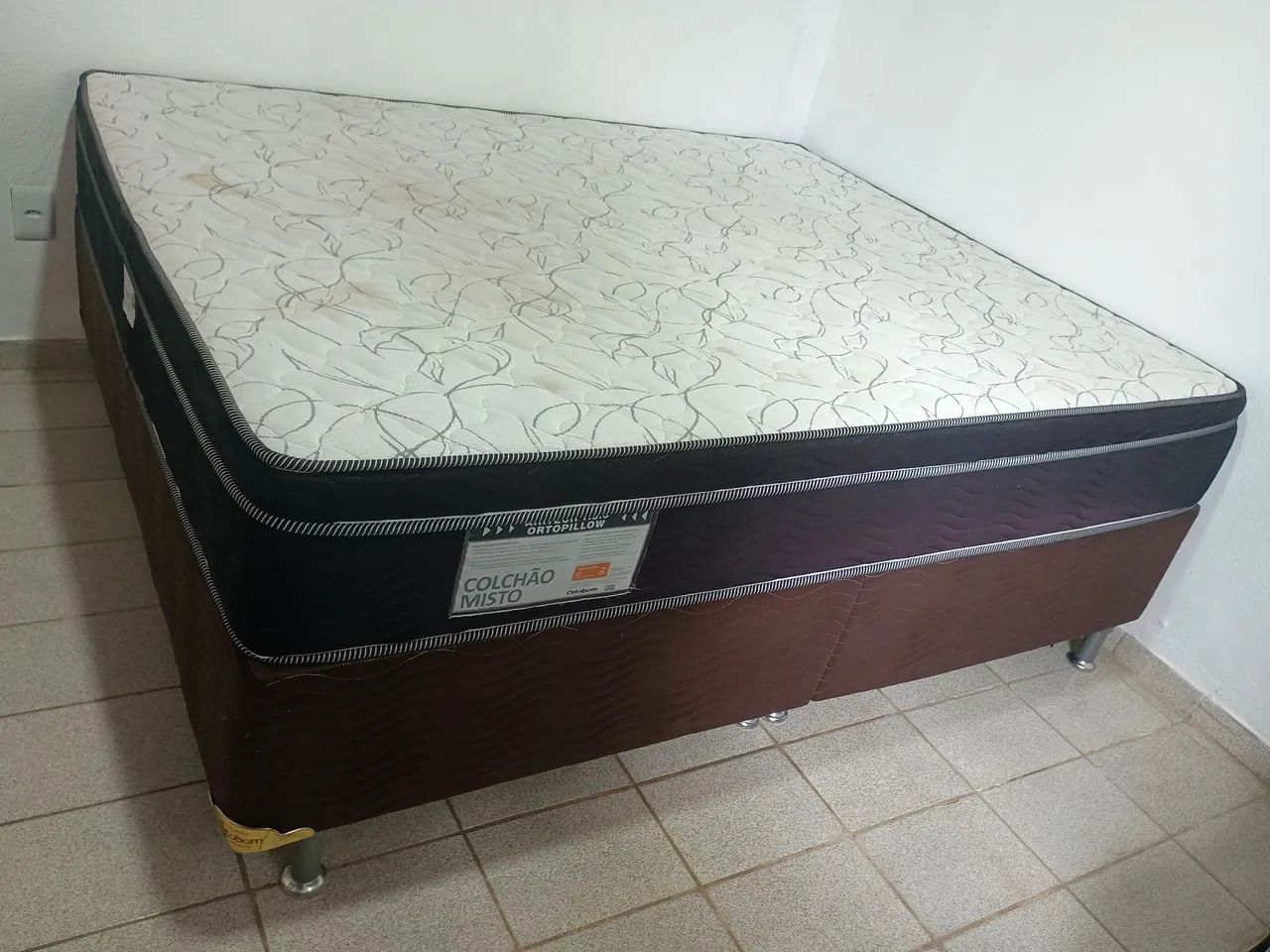 Cama Queen - base a colchão - ótimo estado. R$ 900