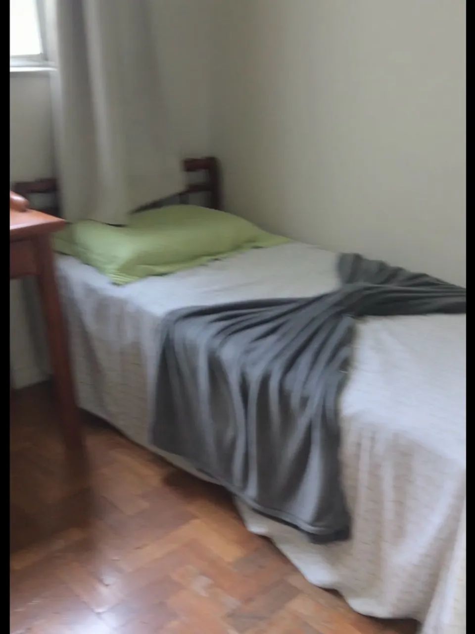 Vendo cama de solteiro de madeira com colchão - Foto 2