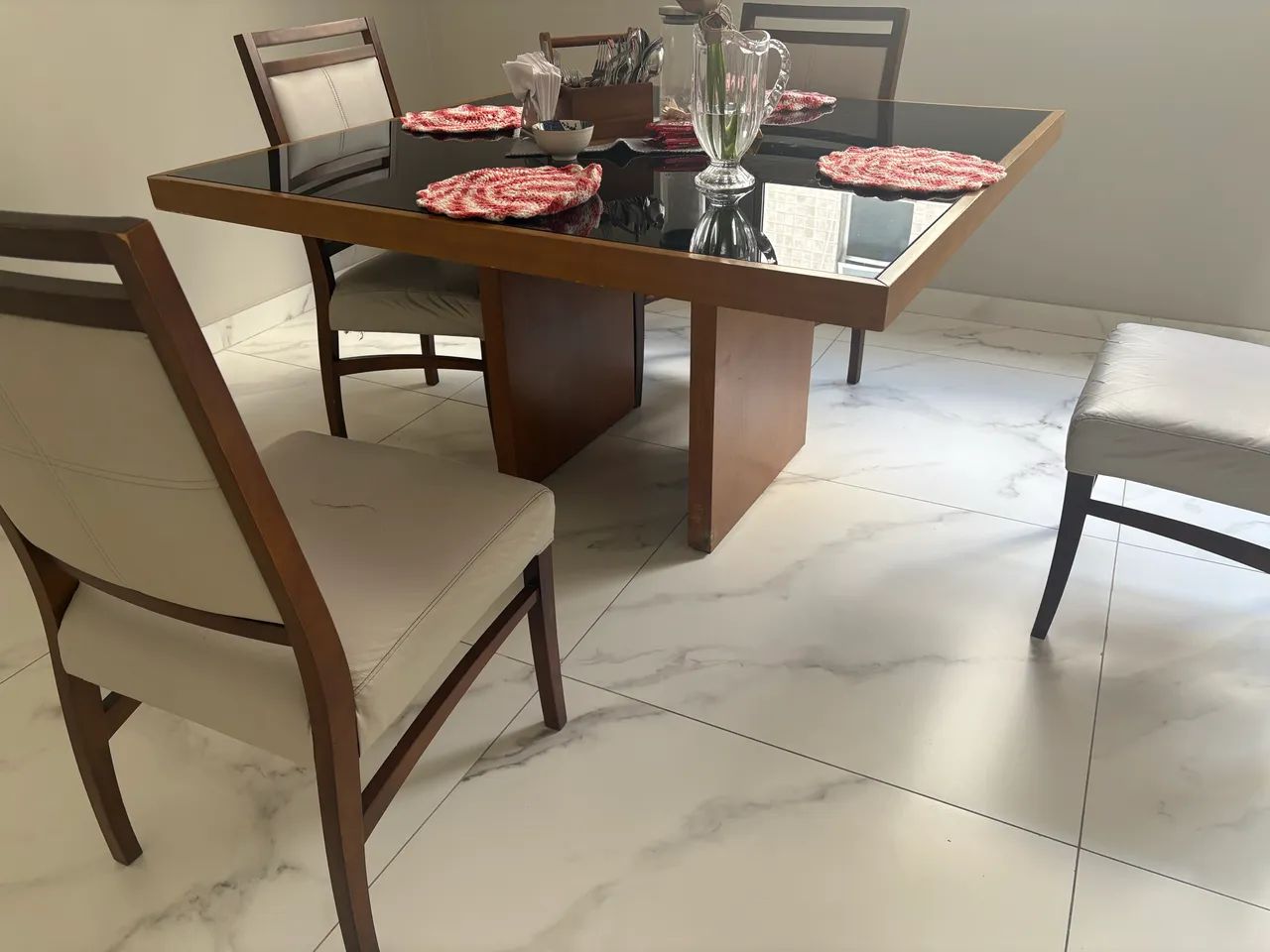 Mesa de jantar quadrada com cadeiras - R$ 1.200 - Foto 2