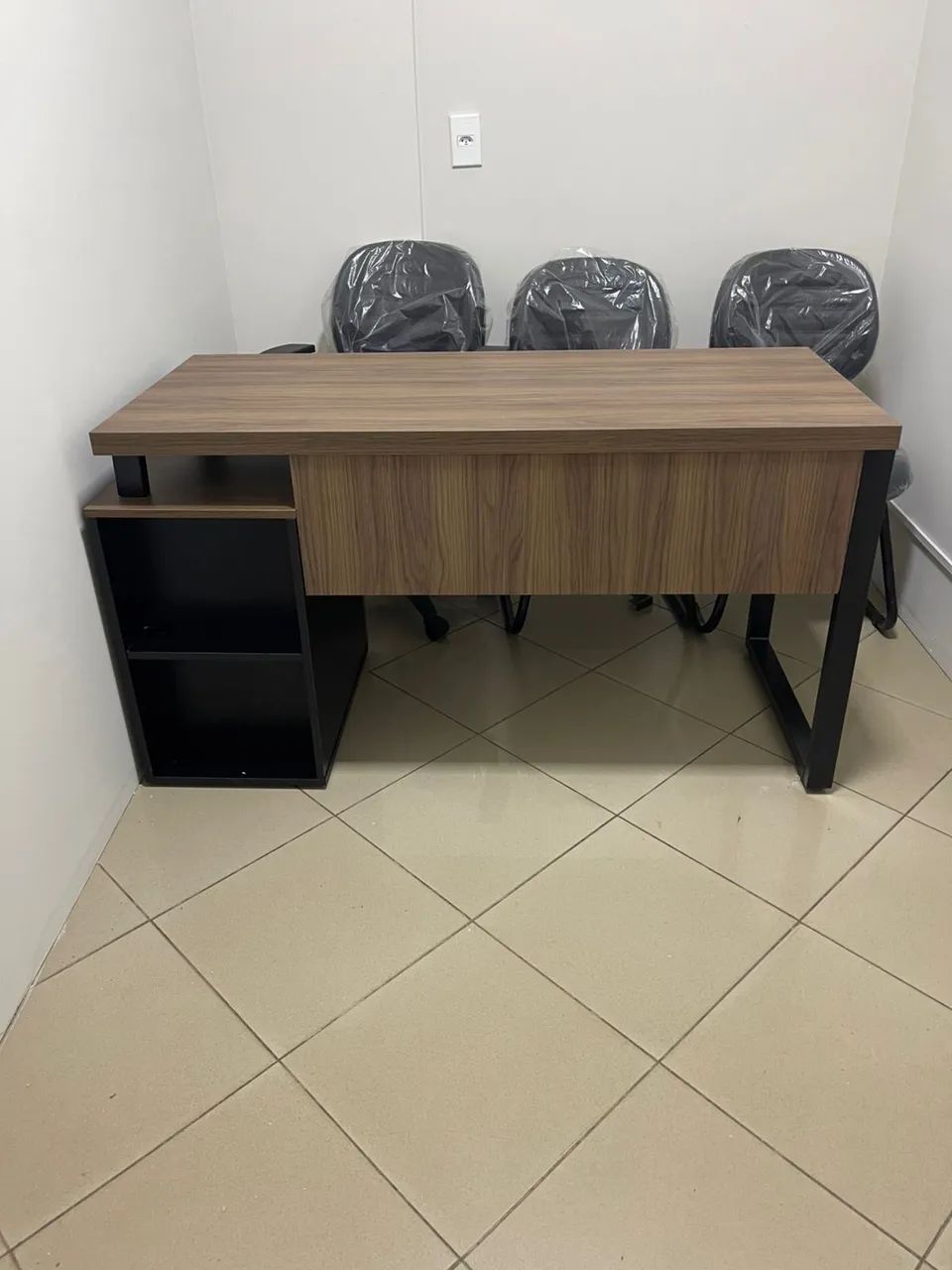 MESA DE ESCRITORIO INDUSTRIAL COM GAVETEIRO 1.36 LOJA IKONOFFICE  - Foto 2