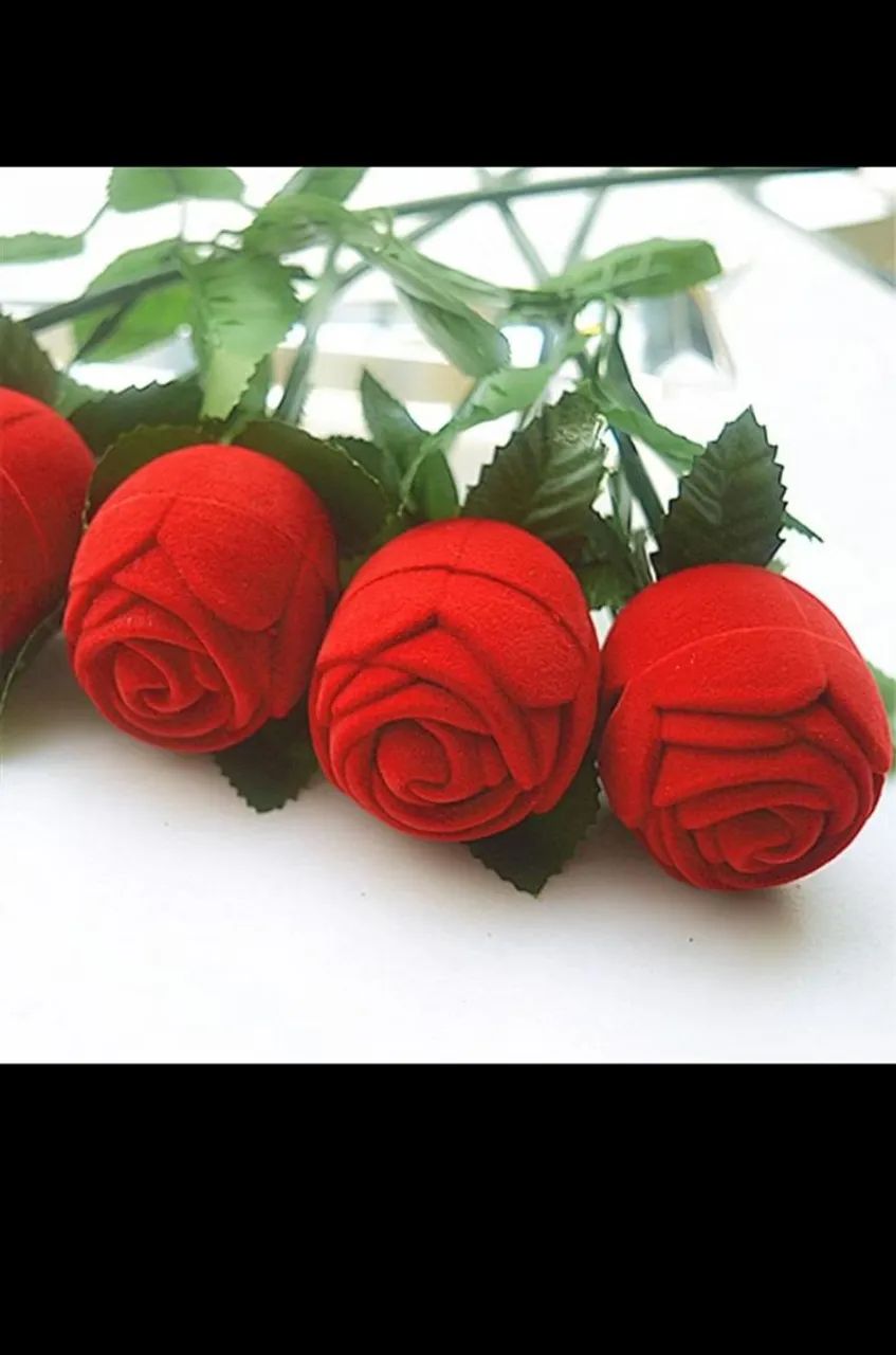 Rosa de plástico com suporte pra aliança e anel - Foto 4
