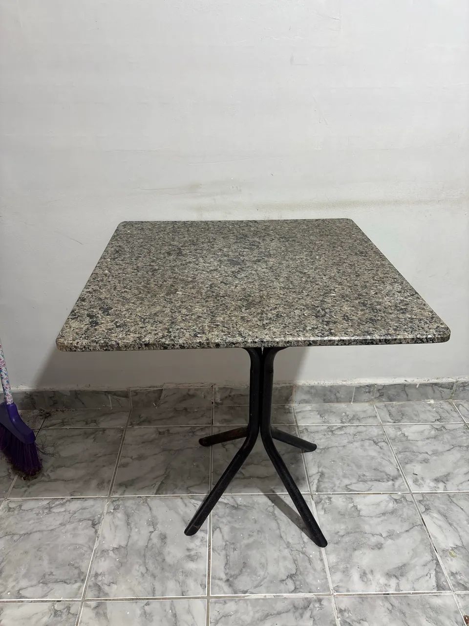 Mesa com tampo de mármore 