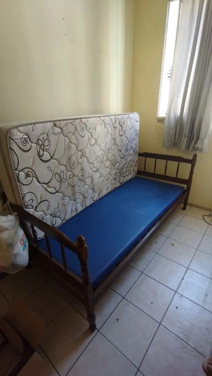 DOAÇÃO - Cama de solteiro + 3 colchões - Foto 3