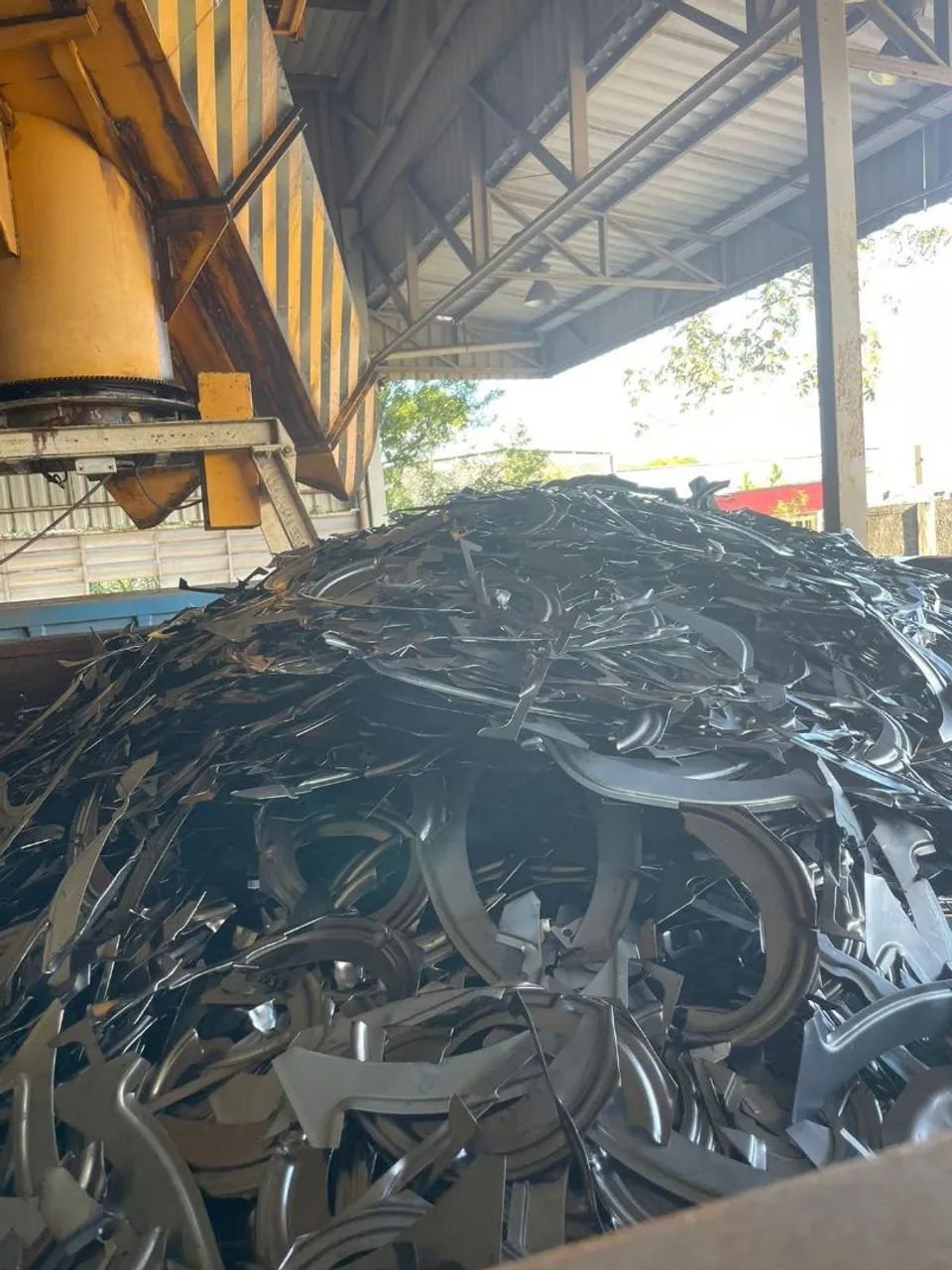 FERRO VELHO COM. DE SUCATA