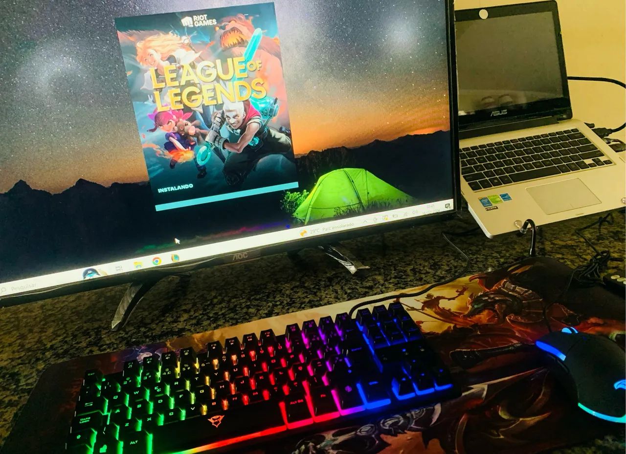 Teclado, Mouse pad e Mouse gamer sem marcas de uso.