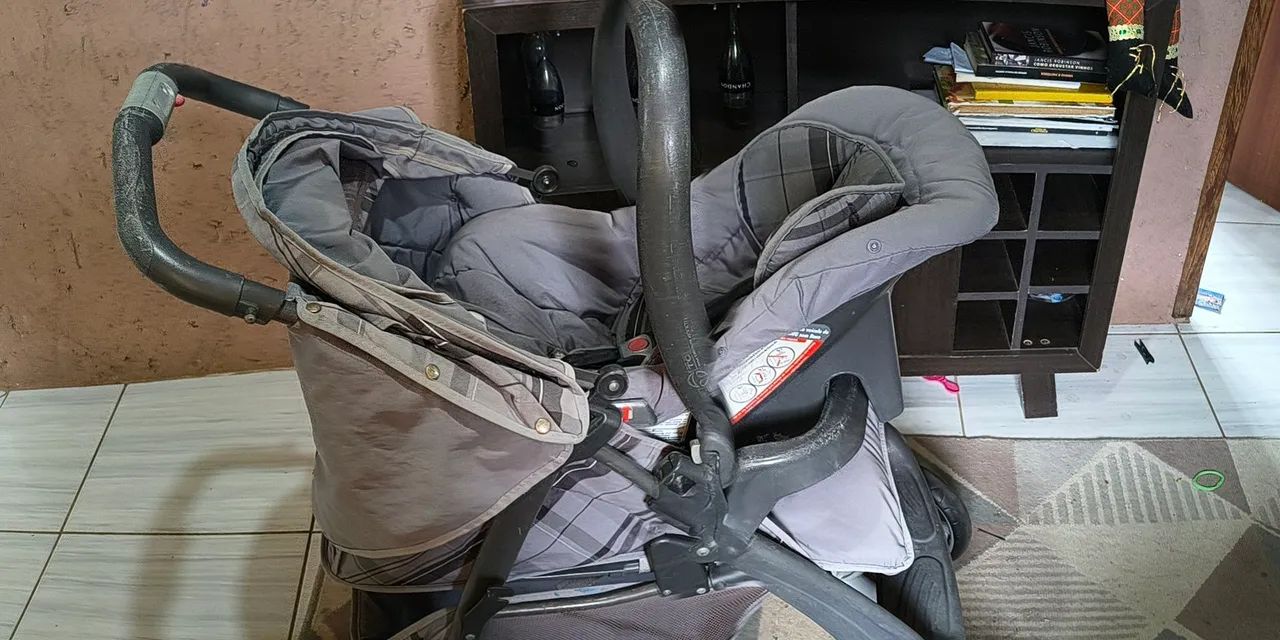 Carrinho de bebê borigoto com bebê conforto  - Foto 2