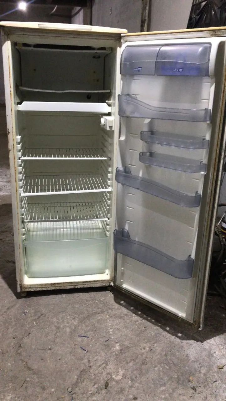 Geladeira simples usada entrego gratis  - Foto 5