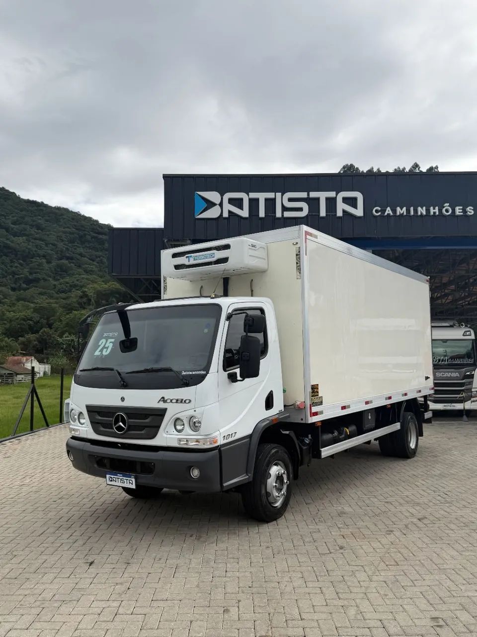 Accelo 1017 - Bau Pavan de 5.5m - Baixo KM