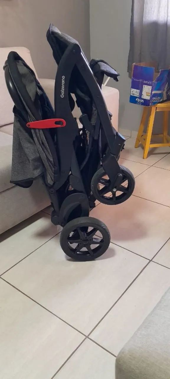 Vendo carrinho e bebê conforto para gêmeos  - Foto 2