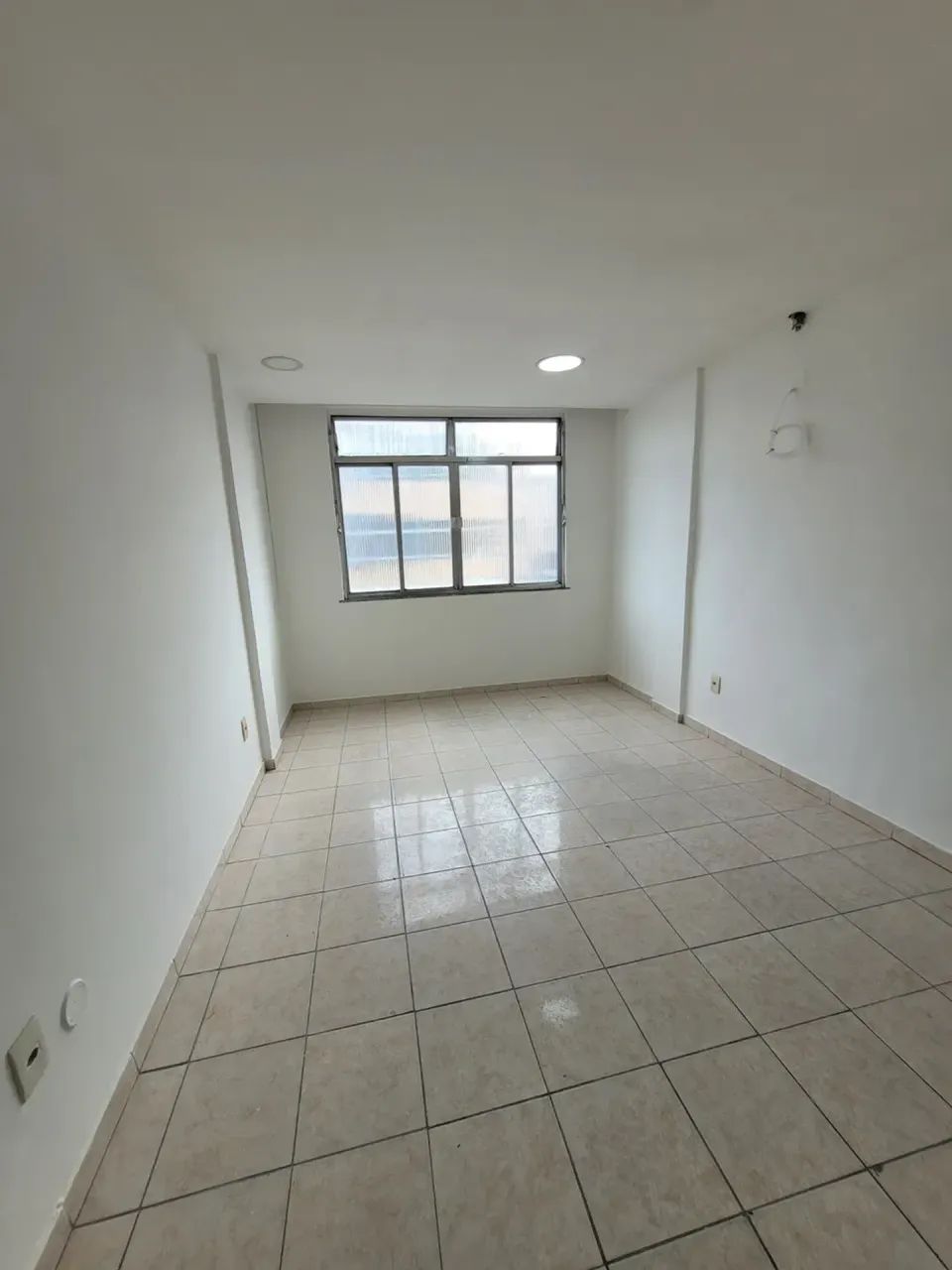 Sala com banheiro para locação, com 20 m², em Rocha Miranda - Rua dos Topázios