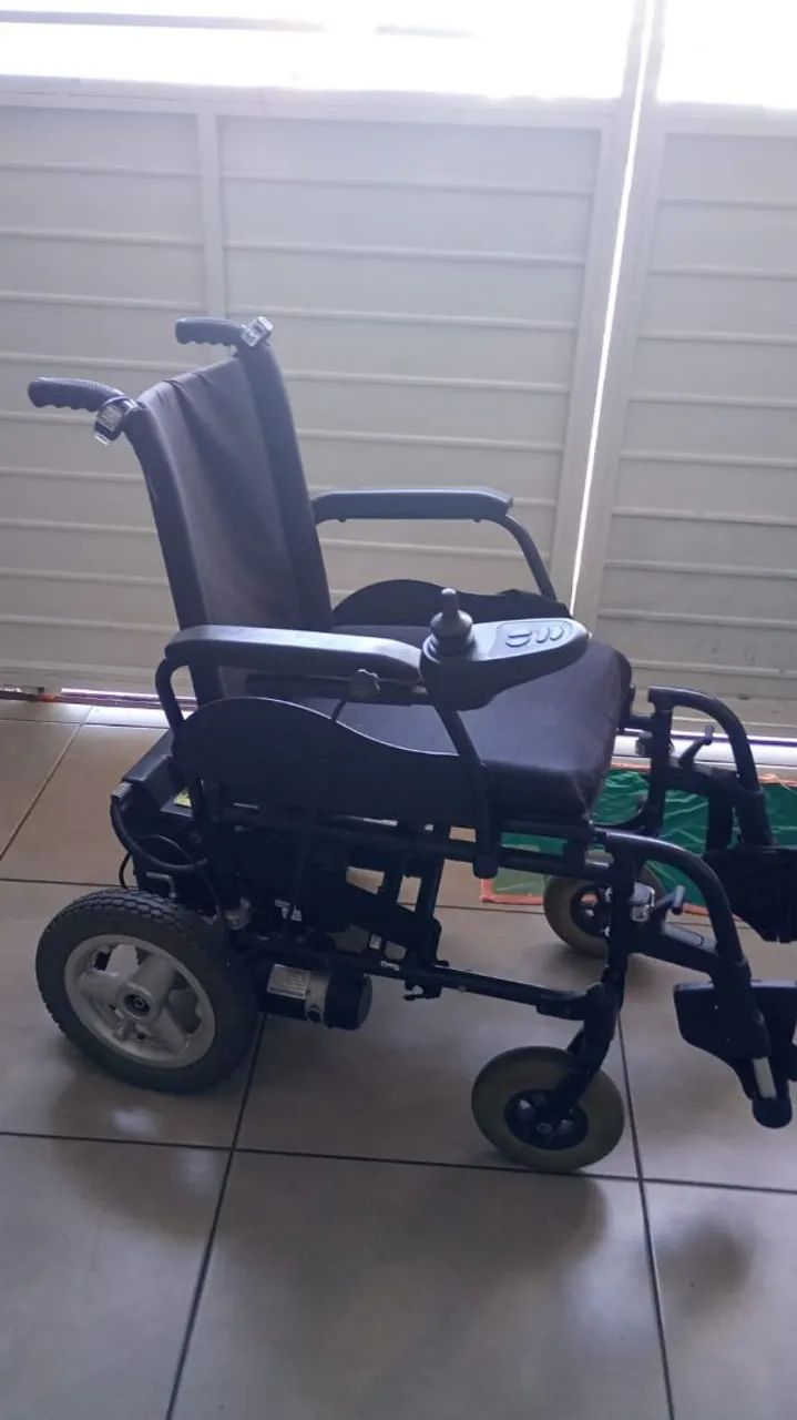 Cadeira de rodas motorizada 