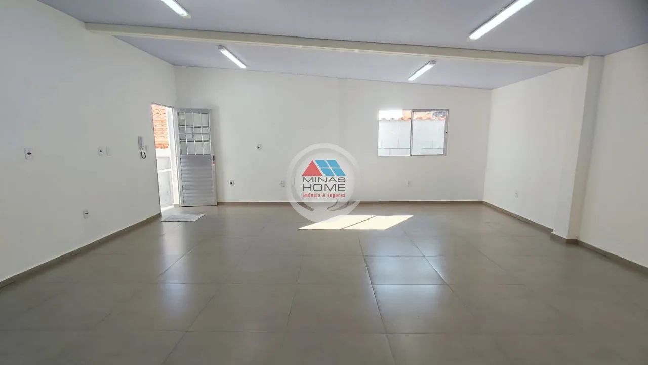 Salão com aprox. 60 metros quadrados com um banheiro