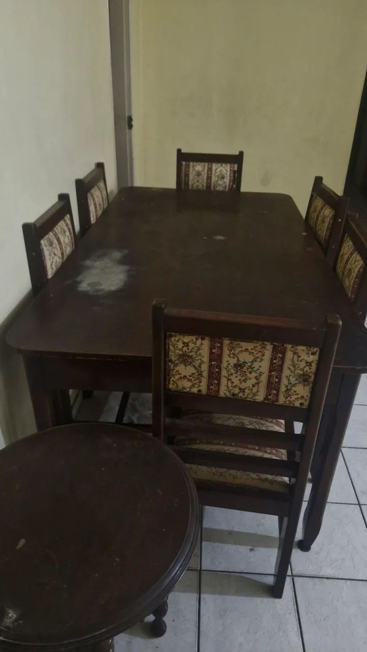JOGO DE MESA COM 06 CADEIRAS DE MADEIRA 