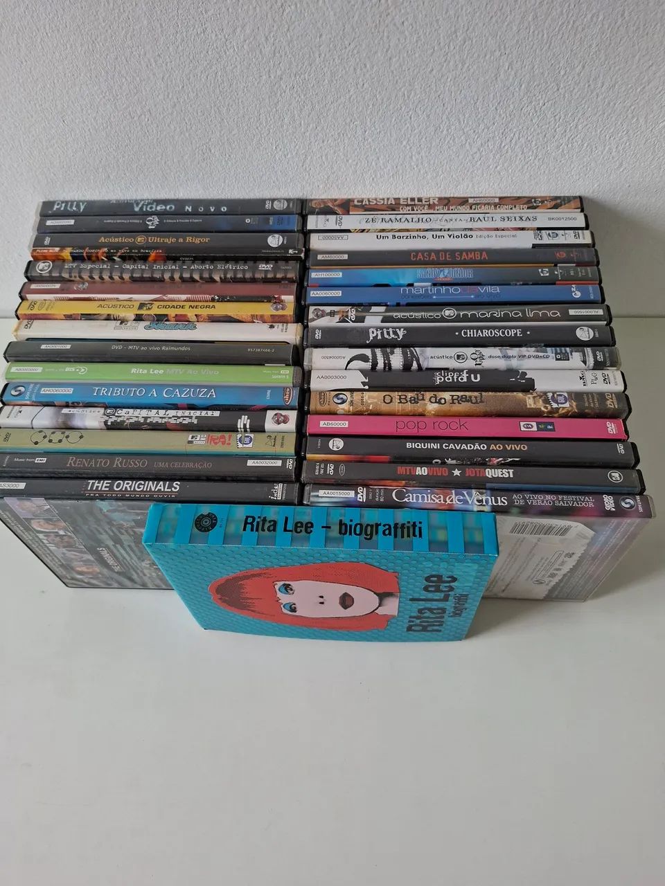 33 DVDs de pop e rock nacional 15 reais cada.