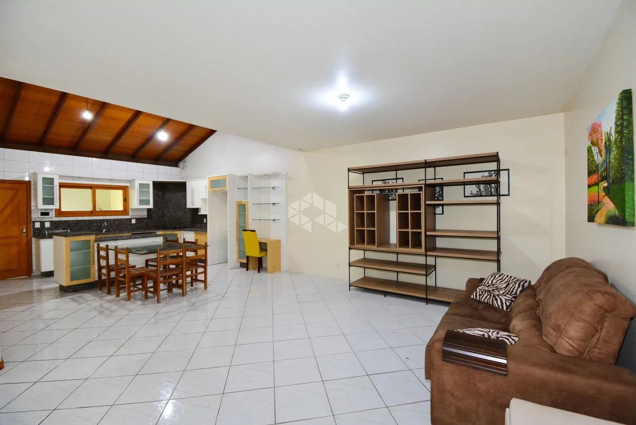 CASA COM 3 QUARTOS 2 SUÍTES 4 VAGAS E EDÍCULA À VENDA NO BALNEÁRIO EM FLORIANÓPOLIS - Foto 2