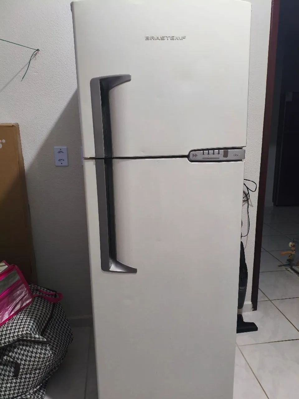 Vende-se geladeira com defeito 