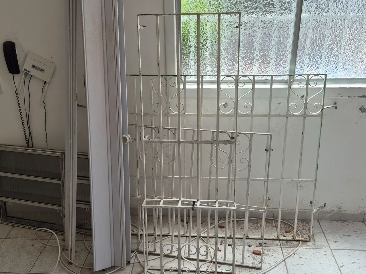 Janelas, telhas, grades e portão de ferro. - Foto 3