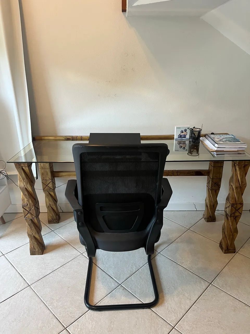 Mesa de madeira com tampo de vidro - Foto 2