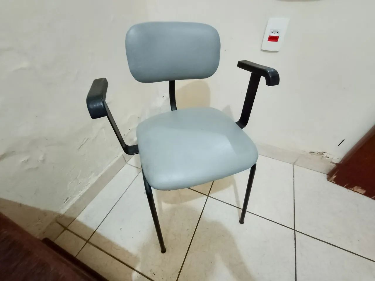 Cadeira com apoio para braço 
