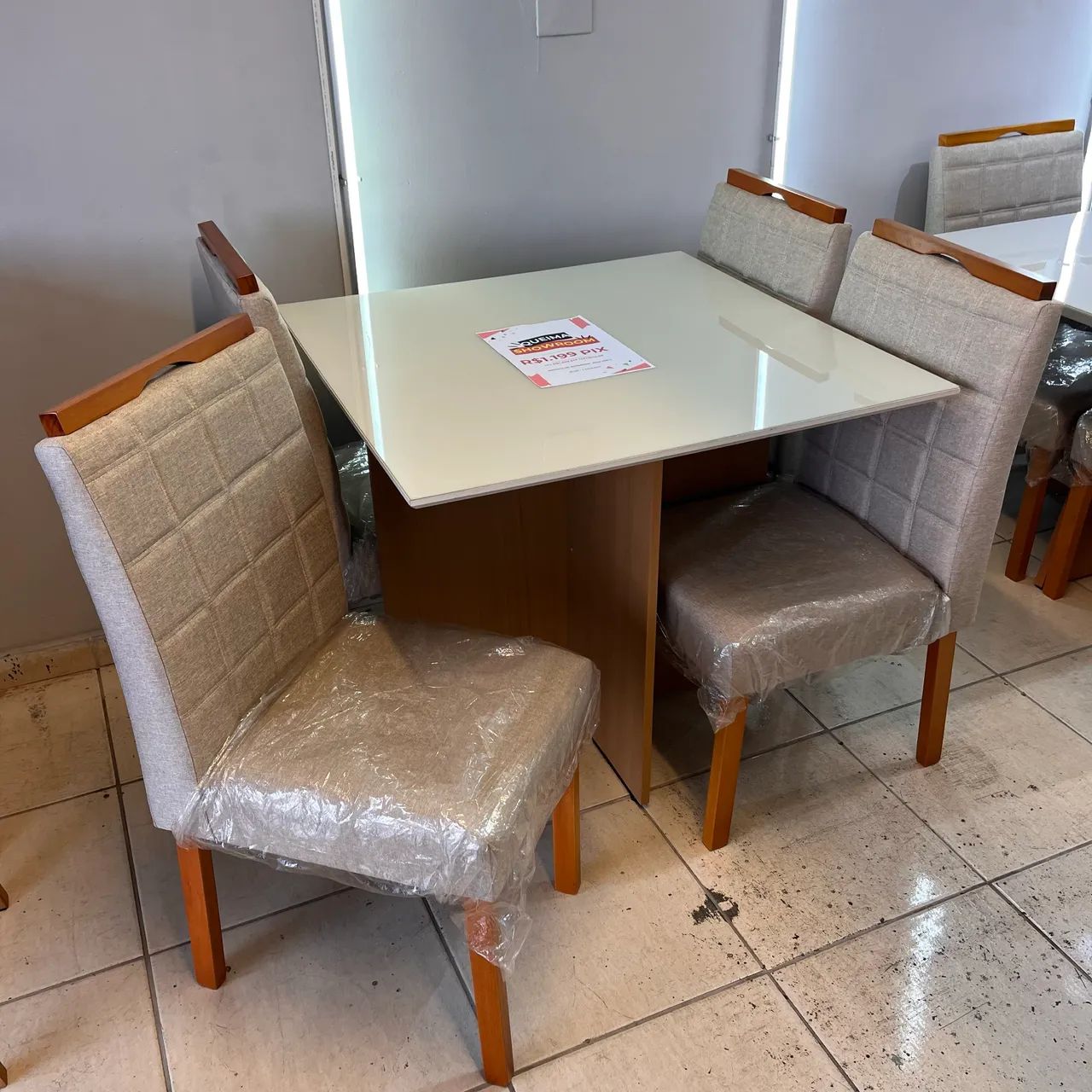 Mesa 90x90 + 4 cadeiras  - Foto 3