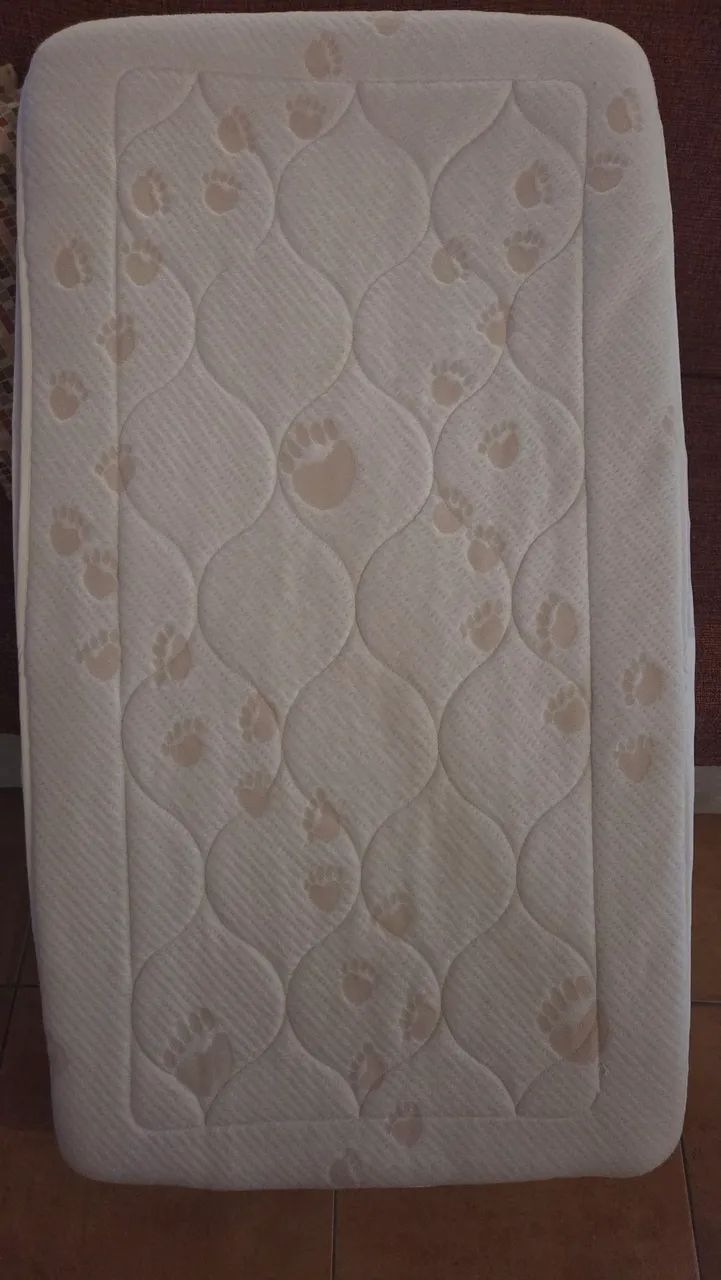 Colchao de berço com capa impermeável 