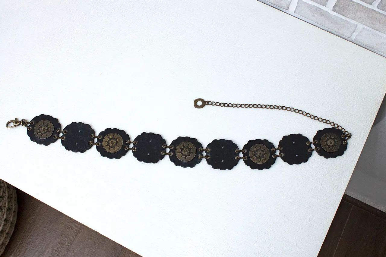 Cinto com argolas de couro