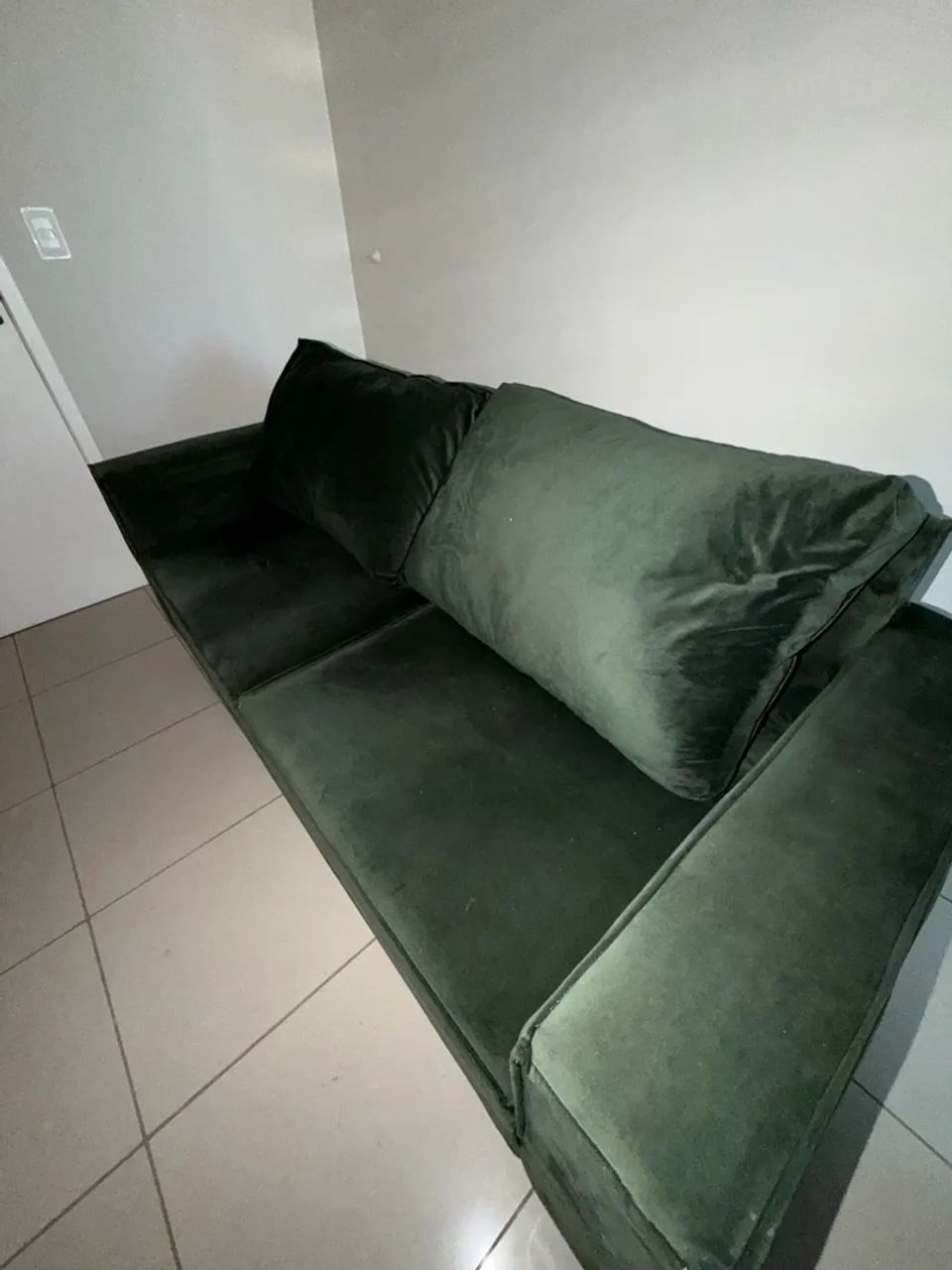 Sofá 2 Lugares Verde Escuro em Veludo - Moderno e Elegante - Foto 4
