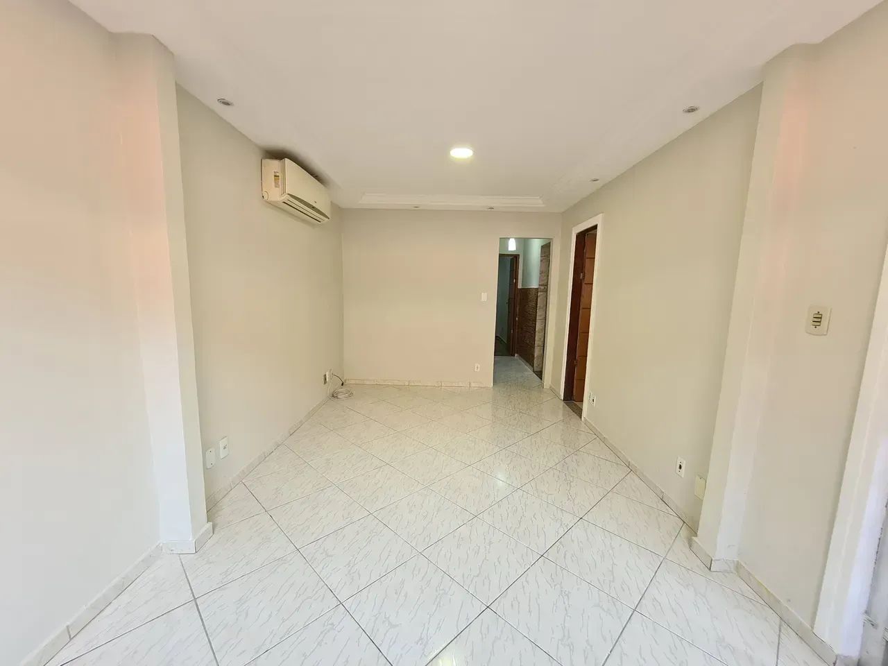 Excelente casa com 03 quartos, 03 banheiros, terraço e churrasqueira no centro de Comendad - Foto 3