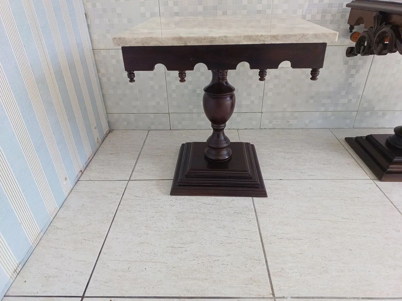 Mesa de canto com tampo em granito 