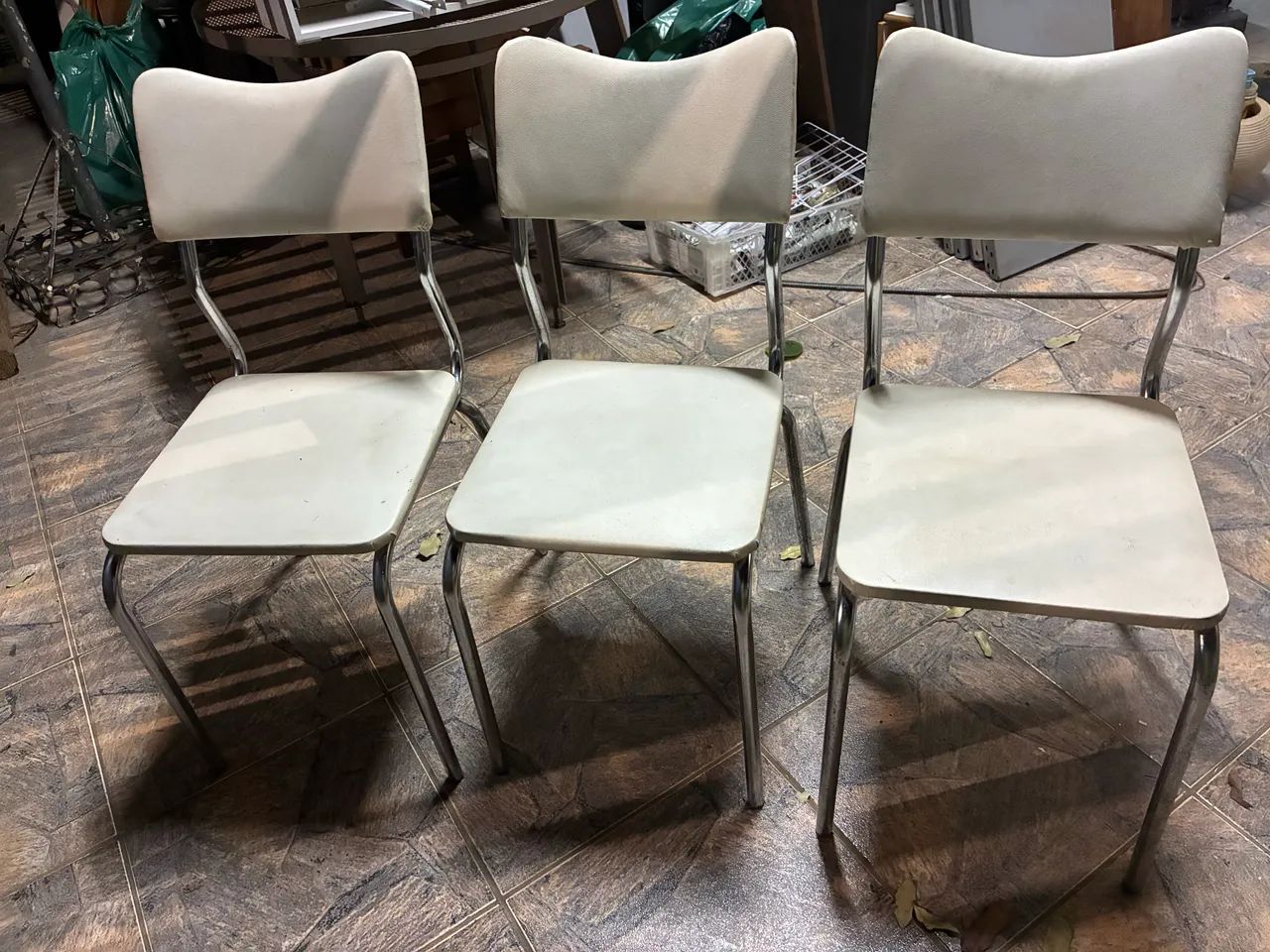 Cadeiras alumínio estofado branco - Foto 3