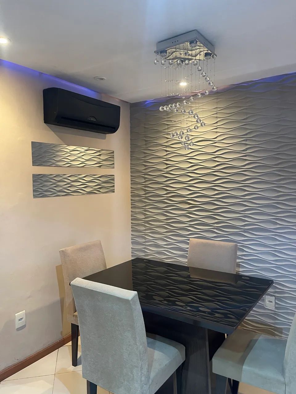 Mesa retangular com vidro na cor preta linda!!