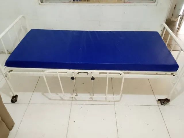 Cama Hospitalar com grades + Colchão Impermeável Seminovo  - Foto 3