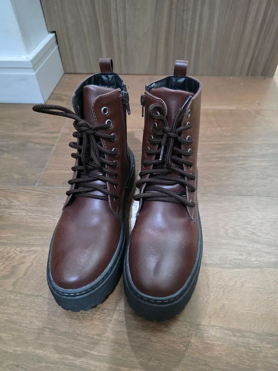 Bota coturno marrom